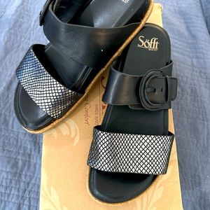 SÖFFT
 
Amalfi Leather Footbed Sandal In Black and silver